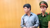 Hai bà mẹ vừa mất tiền vừa lãnh án vì "chạy trường" Công an cho con