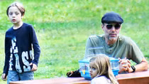 Angelina Jolie ly hôn Brad Pitt vì anh trai?