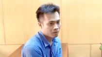 Gã chồng nhẫn tâm đâm chết vợ trước mặt hai con thơ