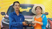 Nhân viên siêu thị trả lại khách hàng hơn 16 lượng vàng đánh rơi