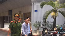 Thiếu nữ rủ người yêu trộm vàng của người thân