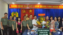 Lãnh đạo TP Hồ Chí Minh thăm, chúc mừng Báo CAND