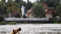Sri Lanka và Bangladesh gấp rút sơ tán người dân khỏi khu vực bão lũ
