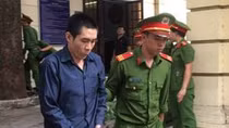 Dụ em ra sông bắt cá, cha dượng hiếp dâm người chị ở nhà