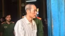 Người đàn ông vũ phu đổ thuốc độc vào miệng vợ