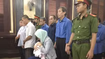 Thư ký của bà Hứa Thị Phấn được hỗ trợ chăm sóc con trong lúc hầu toà