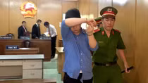 Dùng máy cắt phá trụ ATM trộm tiền