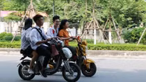 Học sinh vô tư phạm luật giao thông ngày khai trường