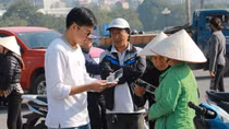 Chợ phe vé sân Mỹ Đình "bát nháo" trước giờ bóng lăn 