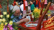 Người dân rải tiền lẻ tại đền Trần trước giờ khai Ấn