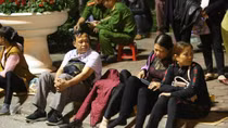Du khách "vật vã" chờ giờ phát ấn