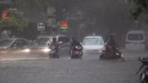 Nhiều tuyến phố Hà Nội biến thành sông sau cơn mưa chưa đầy 30 phút