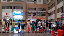 Hàng nghìn cư dân Tân Tây Đô khốn khổ xếp hàng chờ lấy nước
