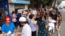 Người dân Hà Nội xếp hàng đăng ký thẻ xe buýt miễn phí