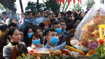 Bịt kín mặt đi lễ cầu may đầu năm tại Phủ Tây Hồ