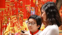 Người Hà Nội chen chân check-in phố cổ ngày cận Tết