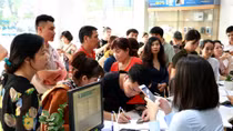  Nhiều điểm giao dịch quá tải do người dân kéo tới đăng ký thông tin cá nhân.