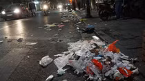 Rác tràn ngập nhiều tuyến phố trung tâm tại Hà Nội sau đêm Giáng sinh