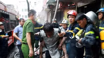 Cảnh sát PCCC cứu người đàn ông mắc kẹt trong đám cháy trên phố Núi Trúc