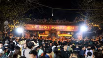 Người dân chen chân nửa đêm dự lễ khai ấn