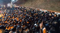 Người dân thức trắng đêm xin ấn Đền Trần
