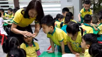 Những "đầu bếp nhí" thích thú làm bánh trong ngày Tết Hàn thực
