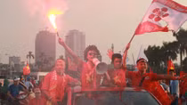 Pháo sáng lại "rực cháy" tại Mỹ Đình