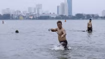 Náo nhiệt "bãi biển" giữa lòng Hà Nội