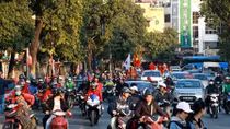 CĐV nhuộm đỏ phố phường Hà Nội trước giờ bóng lăn