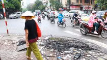 Cáp viễn thông nhằng nhịt bủa vây vỉa hè Hà Nội