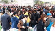 Sinh viên săn lùng sách quý trong hội sách cũ Hà Nội