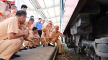 200 Cảnh sát giao thông thực hành nghiệp vụ an toàn giao thông đường sắt 