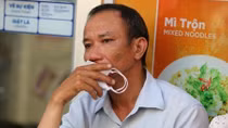 Phụ huynh đội nắng, tiếp sức con em 'vượt vũ môn'