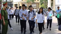 Sĩ tử rạng rỡ vượt qua môn thi đầu tiên vào lớp 10