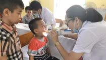 Khám, tư vấn sức khỏe miễn phí cho các em học sinh Trường Tiểu học Trung Văn.