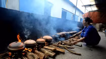 Bếp niêu kho cá làng Vũ Đại rực lửa ngày cận Tết