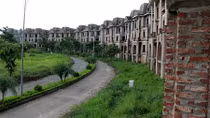 Cận cảnh khu biệt thự bỏ hoang cỏ mọc um tùm ở Hà Nội