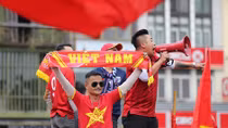 CĐV đổ ra đường khuấy động không khí trước trận Việt Nam - Thái Lan