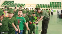 Trẻ nhỏ hào hứng trải nhiệm làm chiến sĩ công an