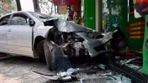 Nữ tài xế lái Toyota gây tai nạn liên hoàn, đâm vào nhà dân