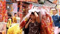 Phố Hàng Mã tập nập người mua kẻ bán trước ngày ông Táo chầu chời