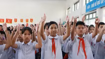 Độc đáo ngôi trường học sinh hát quốc ca bằng tay