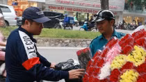 Thị trường hoa tươi dịp 20-10 đắt gấp ba vẫn cháy hàng