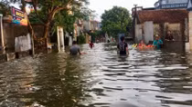 Dùng thuyền đi lại tại khu vực ngoại thành Hà Nội