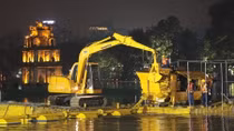 Hàng trăm công nhân trắng đêm nạo vét hồ Hoàn Kiếm