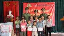 Tặng quà cho học sinh nghèo tại Quế Phong