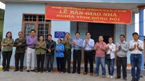 Báo CAND trao tặng nhà nghĩa tình đồng đội
