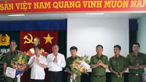Khen thưởng 4 cán bộ Công an dũng cảm ngăn chặn ngáo đá ôm bình ga tự sát