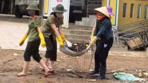 Công an Quảng Bình cùng dân khắc phục hậu quả lũ lụt