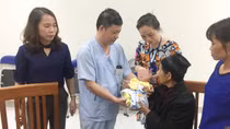 Cháu bé sinh non có bố mẹ chết cháy ở phố Đê La Thành đã ra viện
